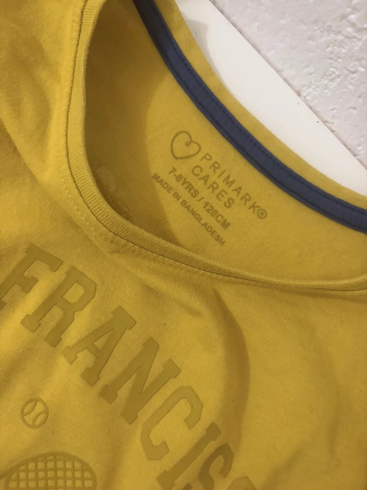 🔵 T-shirt de mangas compridas amarelo Primark Cares San Francisco Tennis Club – Tamanho 7-8 anos (128 cm) – photo 4